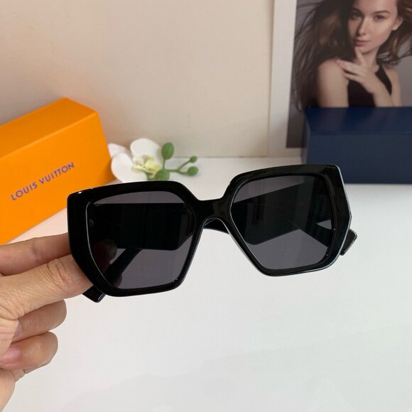 LV Classic Black Square Frame Sunglasses with Subtle Logo 👓 - Picture 8 of 8